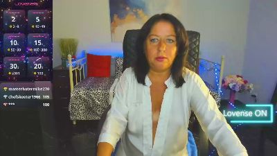 Julia_Dean live from United States